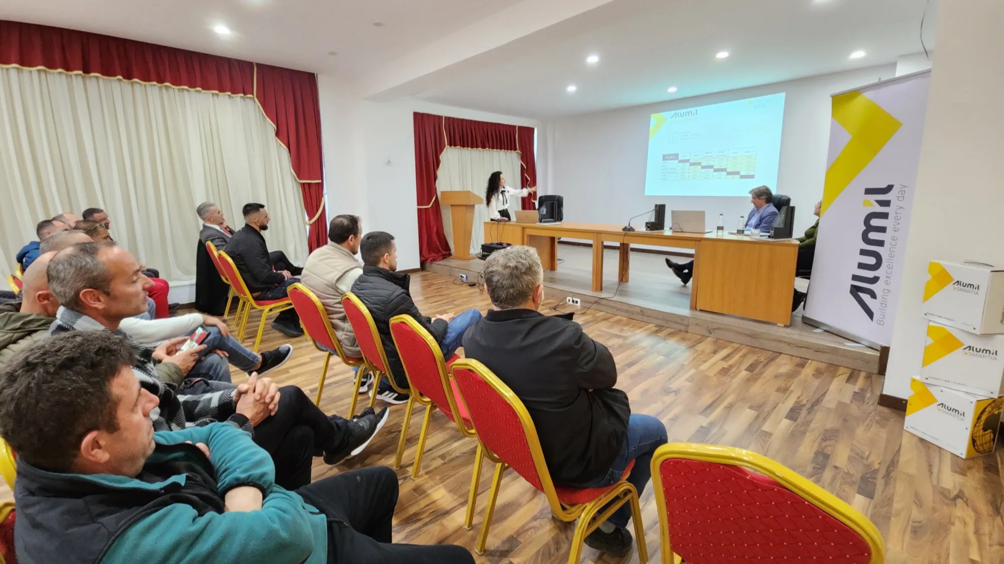 Alumil Albania organizon trajnim në Sarandë, duke nxitur zhvillimin e ndërtimit në jug